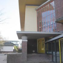 School, Hilversum. Canopy and window-wall arrangement setting up contrasiting lighting conditions for exterior/interior transition.